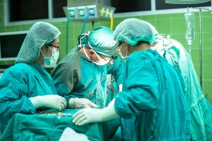 病院で医師がアルバイトとして手術補助を行う場合の報酬は高いのか？